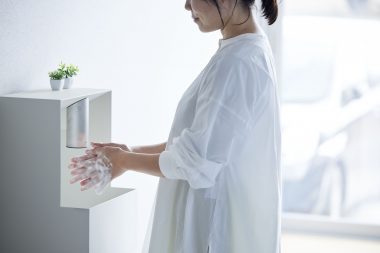 女性が手洗いしているAWAMIST