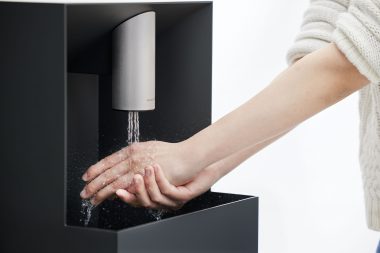 手洗いする手とAW001S-BL右前より
