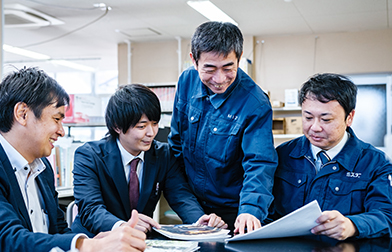 即日、全部署で机を囲んで対応する